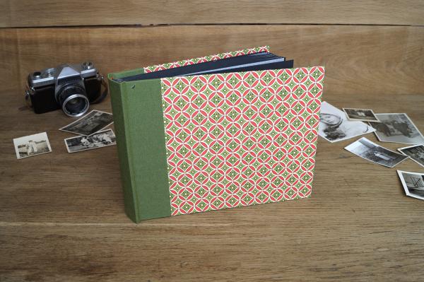 Klassisches Fotoalbum "Sepp", rot grünes Album, geometrisch